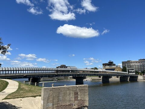 A pedestrian bridge over the Cedar River